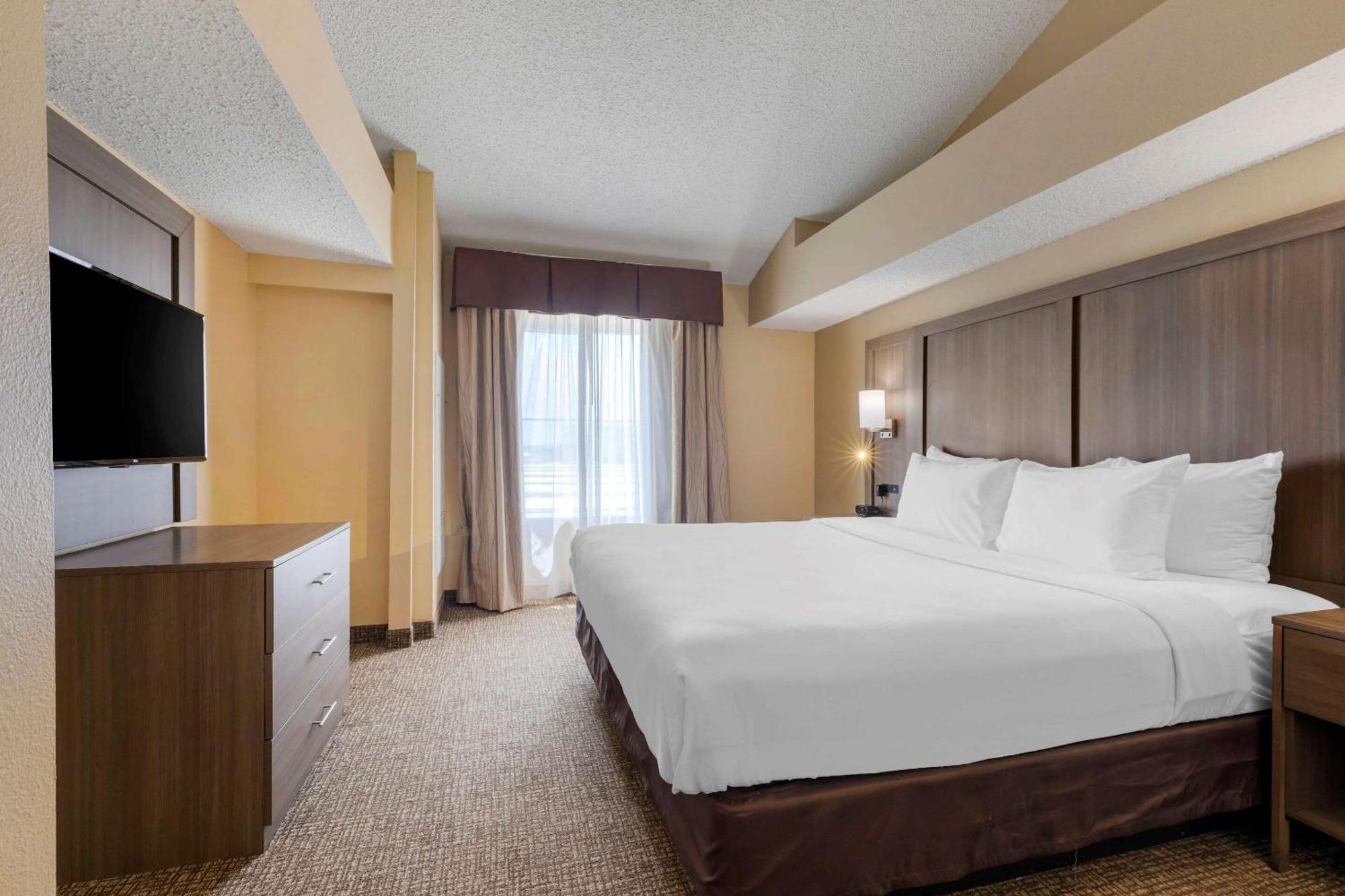 King Suite with Whirlpool - Non-Smoking